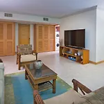 Huge Kahala Beach 2Bd And 2Ba With Kitchen Car & Parking